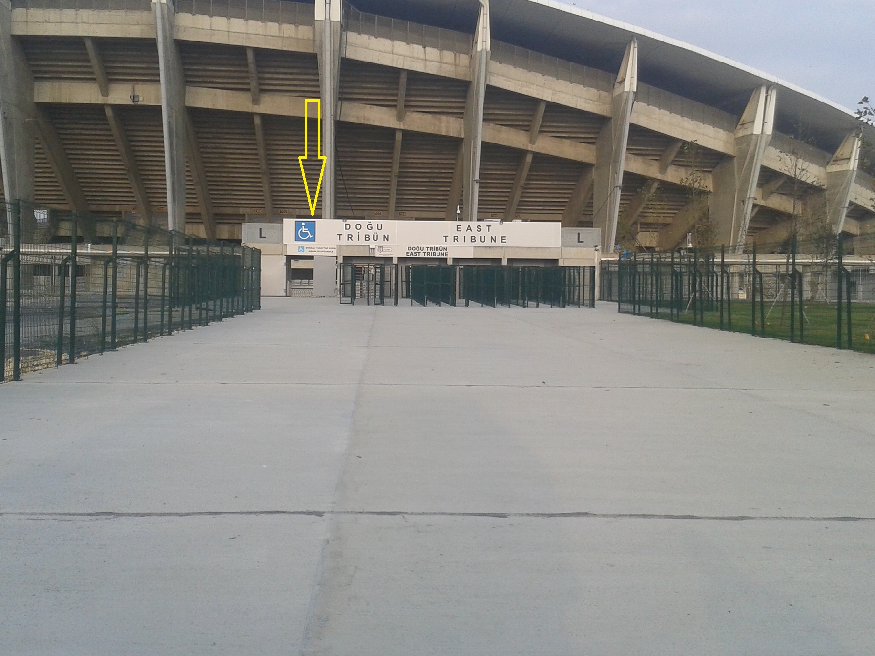 Atatürk Olimpiyat Stadı Engelli Seyirci Otopark, Giriş ve Tribünleri